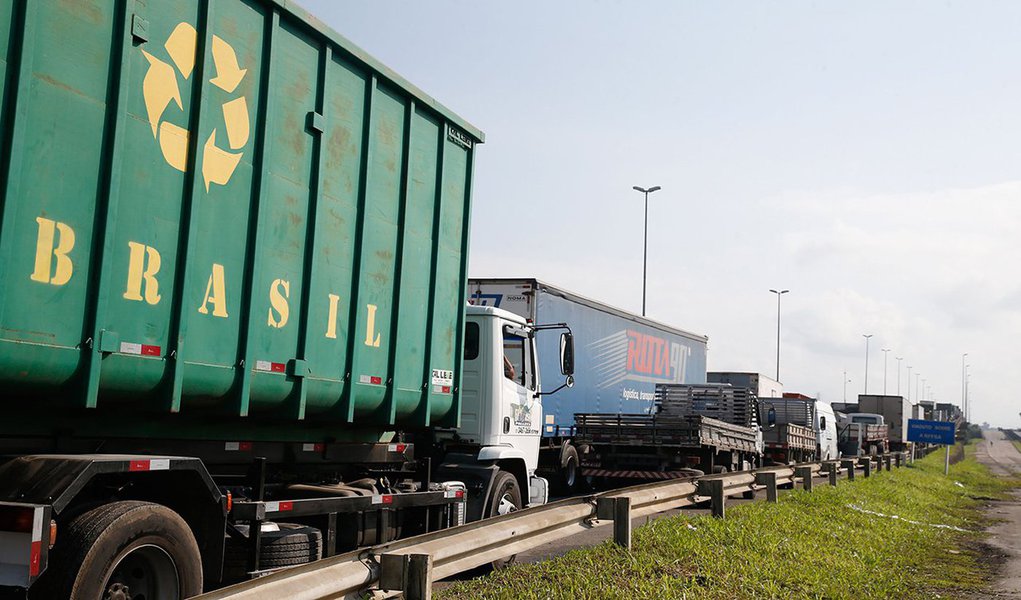 Paralisação dos caminhoneiros na Rodovia Presidente Dutra, no Rio de Janeiro.Foto Tânia Rêgo/Agência Brasil