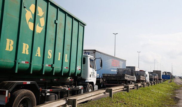 Paralisação dos caminhoneiros na Rodovia Presidente Dutra, no Rio de Janeiro.Foto Tânia Rêgo/Agência Brasil