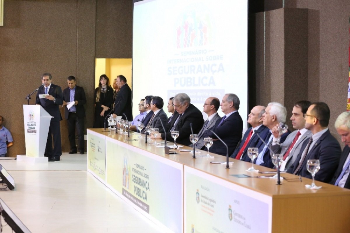 Prossegue durante todo o dia de hoje(6), o Seminário Internacional sobre Segurança Pública, na Assembleia Legislativa do Ceará. O seminário foi aberto na noite de ontem, com uma palestra sobre "Pacto Federativo e Segurança Pública", ministrada pelo presidenciável do PDT e ex-ministro da Integração Nacional, Ciro Gomes, quando afirmou que na situação atual, o pacto federativo está dilacerado e não atende as demandas. O seminário prossegue até o próximo dia 8, com palestrantes de vários países e estados brasileiros com o objetivo de debater ideias e soluções para a questão da segurança pública