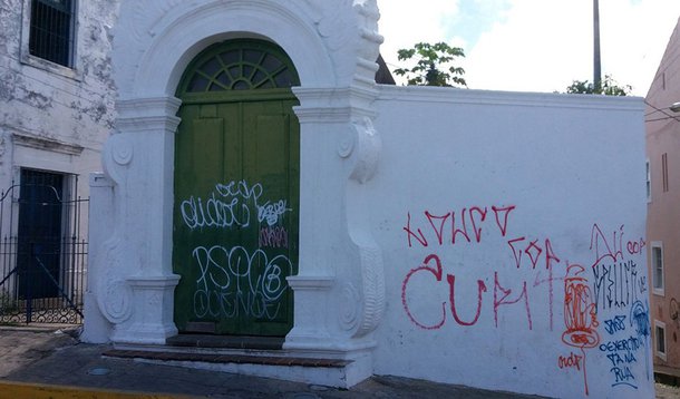 A Polícia Federal deflagrou a Operação Grapixo visando desarticular um grupo de pichadores que atuava de forma a deteriorar bens públicos e privados protegidos porque são monumentos urbanos do sítio histórico de Olinda, em Pernambuco; 28 policiais federais, distribuídos em seis equipes, estão cumprindo seis mandados de busca e apreensão em Olinda para subsidiar as investigações iniciadas em fevereiro de 2018