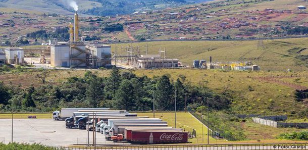 A Associação Mineira de Defesa do Ambiente (AMDA) afirma que os poços artesianos implantados pela concessionária de abastecimento de Itabirito para a unidade da Coca-Cola (apelidada de "Fábrica da Felicidade") estão secando nascentes dos rios Paraopeba e das Velhas, ambos responsáveis por quase toda a água de Belo Horizonte