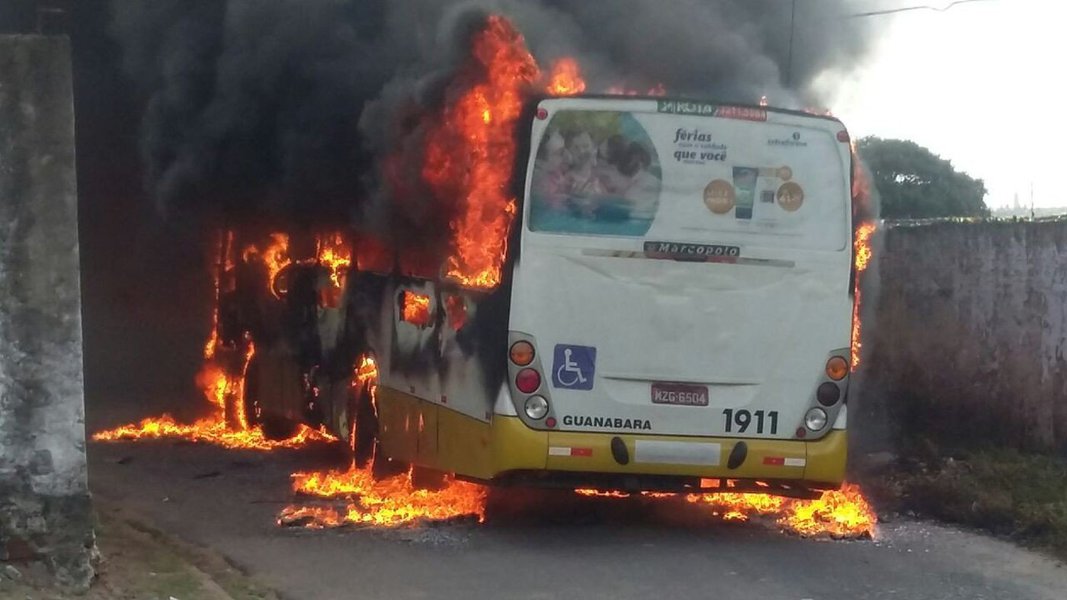 Criminosos ateiam fogo em ônibus e frota deixa de circular em Natal (RN)