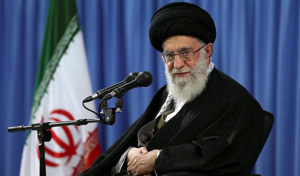 O Irã está disposto a retomar seu programa nuclear e aumentar sua capacidade de enriquecer urâni; líder do país, Ayatollah Khamenei, disse que está preparado para retomar as atividades, caso o acordo nuclear de 2015 falhe; no início do mês passado, o presidente americano Donald Trump anunciou a saída do acordo; desde então, líderes europeus se esforçam para mantê-lo, o Irã pode comunicar sua decisão ainda hoje (5) à agência nuclear das Nações Unidas (Agência Internacional de Energia Atômica - Aiea)