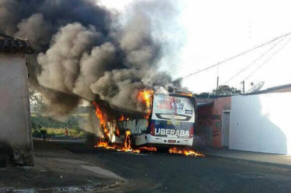 Cerca de 11 veículos, entre carros e ônibus, foram incendiados em sete cidades de Minas Gerais apenas entre as 18 horas de segunda-feira (4) e a madrugada de hoje (5); 40 suspeitos prestaram depoimentos; o governador Fernando Pimentel determinou às forças de segurança pública que priorizem identificar e punir os responsáveis; 35 veículos foram queimados desde o início da série de ataques