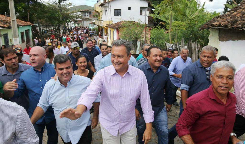 O governador Rui Costa (PT) anunciou que já conversou com todos os aliados sobre essa questão e deve anunciar esta semana os nomes que vão compor a sua chapa majoritária de reeleição; disputa está entre a senadora Lídice da Mata (PSB) e o deputado estadual Ângelo Coronel (PSD) por uma das duas vagas ao Senado