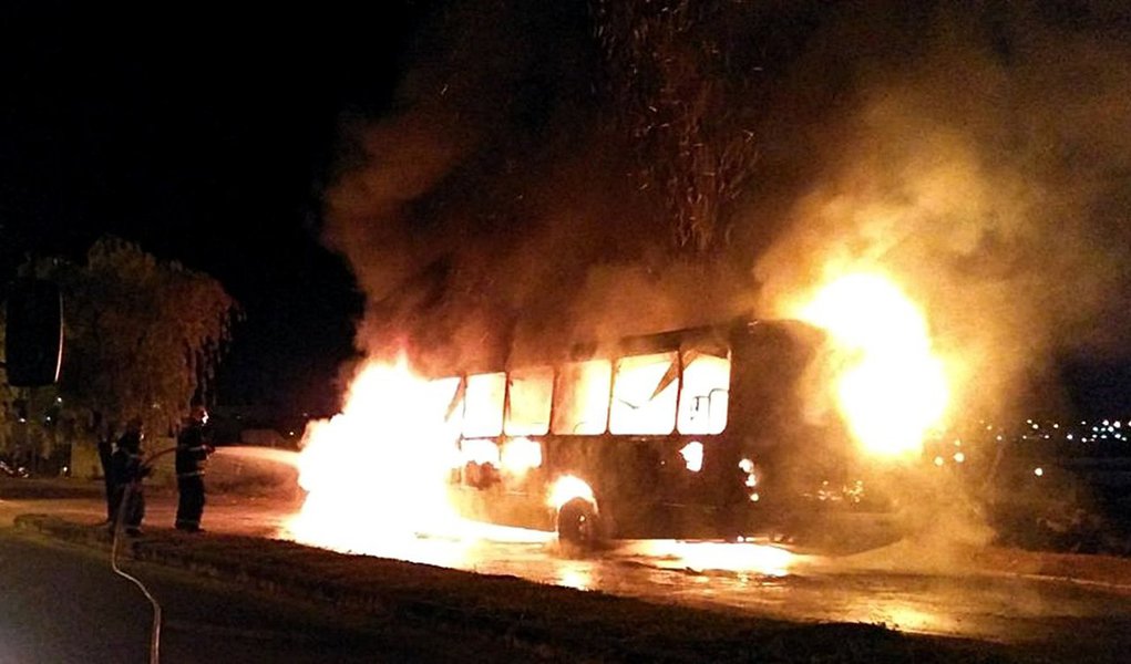 Os ataques contra ônibus em Minas e no Rio Grande do Norte, além da execução de um policial militar em Parnamirim (RN), foram ordenados pelo Primeiro Comando da Capital (PCC; "Os ataques simultâneos em mais de um Estado foram decididos pelo 'resumo dos Estados', os bandidos responsáveis pela facção em cada unidade da Federação, depois de consulta feita à Sintonia dos Estados, setor do PCC que cuida da organização fora de São Paulo", diz matéria do Estadão
