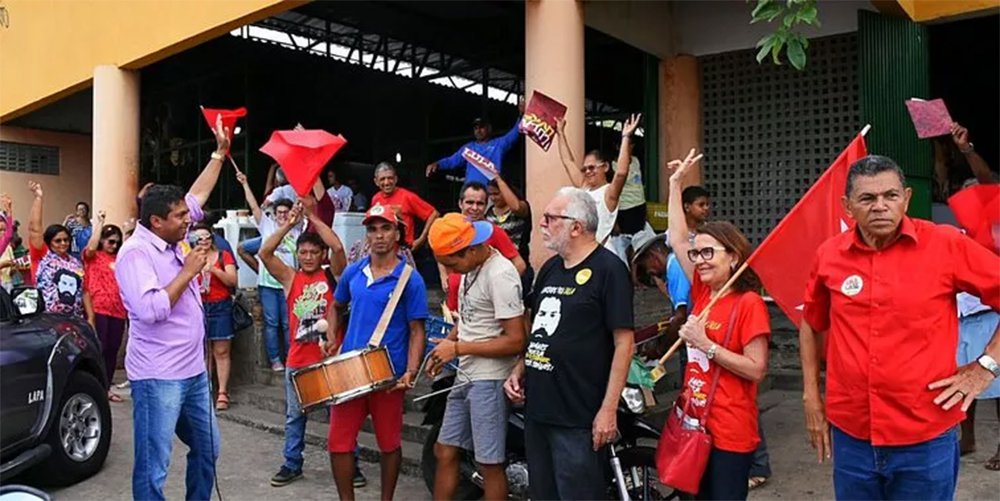 A Caravana tem percorrido o interior do Estado desde 13 de abril; objetivo é esclarecer para a população as injustiças contra o ex-presidente Lula; “As pessoas precisam saber que Lula foi preso e continua sendo perseguido por que lutou pelos mais humildes. Antes, as famílias não tinham o que comer e, após os governos de Lula e Dilma essa realidade mudou”, diz o coordenador, João Pereira