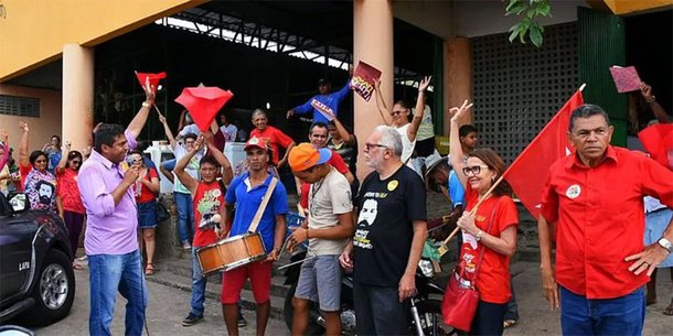 A Caravana tem percorrido o interior do Estado desde 13 de abril; objetivo é esclarecer para a população as injustiças contra o ex-presidente Lula; “As pessoas precisam saber que Lula foi preso e continua sendo perseguido por que lutou pelos mais humildes. Antes, as famílias não tinham o que comer e, após os governos de Lula e Dilma essa realidade mudou”, diz o coordenador, João Pereira