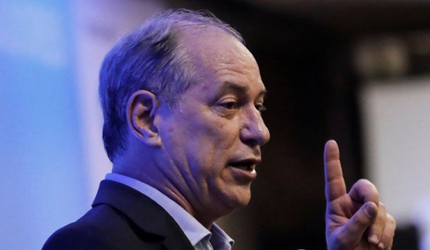 Pré-candidato do PDT à Presidência, Ciro Gomes, discursa em evento com sindicalistas em São Paulo 27/04/2018 REUTERS/Nacho Doce