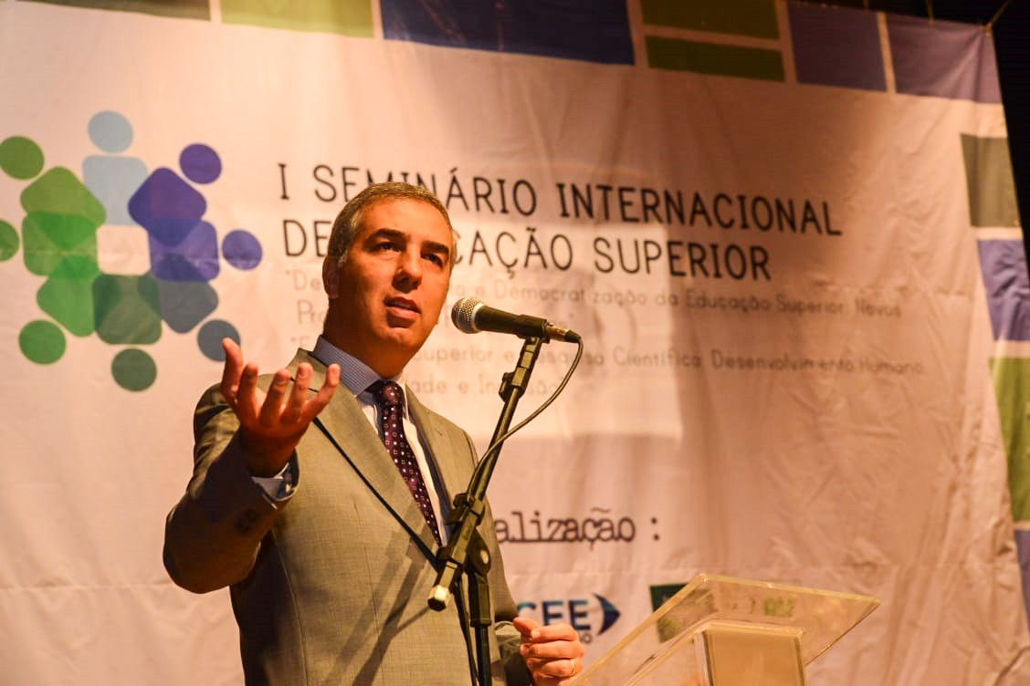 Durante discurso no Basileu França, onde palestrou, o governador José Eliton (PSDB) condenou práticas partidárias ultrapassadas que visam assegurar espaços nos governos; afirmando que a sociedade percebe os “tempos tristes da política brasileira” e exige novas práticas políticas, o tucano defendeu que o momento é de uma agenda nacional e estadual muito mais focada em resultados; frisou considerar ser “triste” os “resquícios de um passado patrimonialista da nação brasileira”