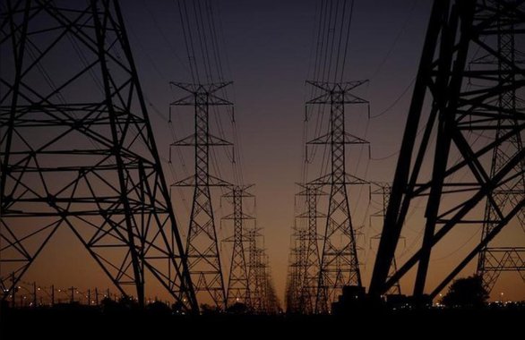 O grupo italiano Enel pagará R$ 5,552 bilhões para a compra de cerca de 73% da distribuidora de energia paulista Eletropaulo; com a compra, a gigante estatal ganha 7 milhões de consumidores no País, vai dobrar a receita e passa a ser líder em distribuição de energia no Brasil