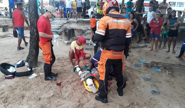 Morreu no fim da madrugada desta segunda-feira (4) José Ernesto Ferreira da Silva, de 18 anos, vítima de ataque de tubarão na tarde de ontem, na Praia de Piedade, em Jaboatão dos Guararapes, na região metropolitana do Recife; dados do Comitê Estadual de Monitoramento de Incidentes com Tubarões (Cemit) indicam que, de 1992 até ontem, 24 pessoas morreram vítimas de ataques de tubarões no litoral pernambucano; morte desse domingo seria o 25º caso