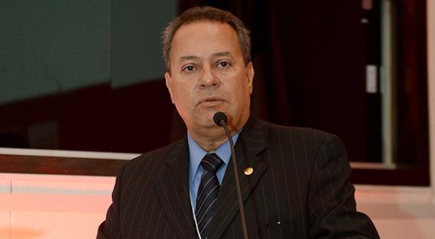 O Presidente da Federação das Indústrias do Estado da Bahia (FIEB), Ricardo Alban, diz que vai cair no colo dos consumidores a paralisação de 11 dias dos caminhoneiros; para ele, o protesto é resultado da “insatisfação” que há em todos os setores, e o governo Temer (MDB) não percebeu “o potencial do problema”; Alban diz ainda que frete mínimo é anti economia de mercado