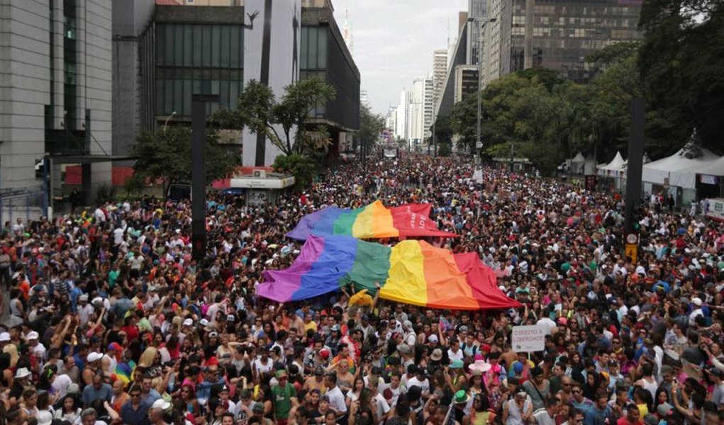 Apesar de o tema da edição deste ano ser Poder para LGBTI+, nosso voto, nossa voz, a ONG APOGLBT-SP, que organiza o evento, criou dificuldades para a participação do movimento sindical, a ponto de a CUT optar pela não participação na marcha; segundo a Secretaria de Políticas Sociais da CUT-SP, a associação que organiza a Parada condicionou a participação da central ao pagamento de uma taxa, que foi considerada abusiva pela entidade