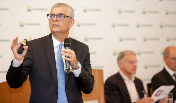 Engenheiro de formação, Monteiro fez carreira no Banco do Brasil. Em 2009, chegou à vice-presidência de Finanças, Mercado de Capitais e Relações com Investidores da instituição; convidado por Parente a permanecer no cargo após o impeachment de Dilma Rousseff e tornou-se seu braço-direito ao comandar o programa de venda de ativos da estatal