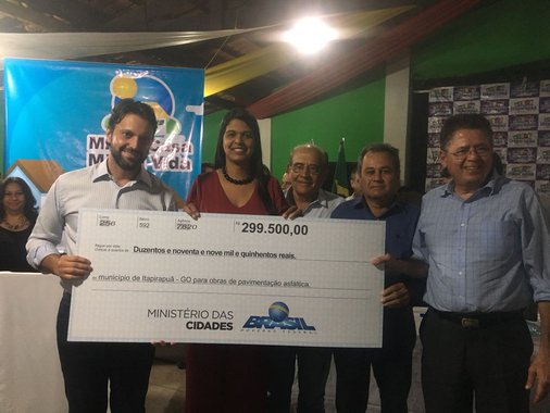O Ministro das Cidades, Alexandre Baldy, entregou, nesta sexta-feira (1º) R$ 10,8 milhões em recursos para os municípios goianos de Montes Claros e Itapirapuã, na região Oeste do estado. Os investimentos serão destinados às áreas de infraestrutura, pavimentação asfáltica e habitação; “Quero fazer esse compromisso de trabalho e dedicação. Que a gente faça mais momentos como esse, de contratar mais moradias, mais casas para que as famílias goianas estejam mais prestigiadas no Minha Casa, Minha Vida”