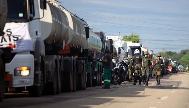 A recessão econômica acentuada pelo golpe parlamentar de 2016 provocou uma queda drástica no movimento de caminhões nas rodovias brasileiras; segundo levantamento da consultoria A.C.Pastore &amp; Associados, o fluxo de caminhões atualmente é 26% menor que o registrado entre 2003 e 2007