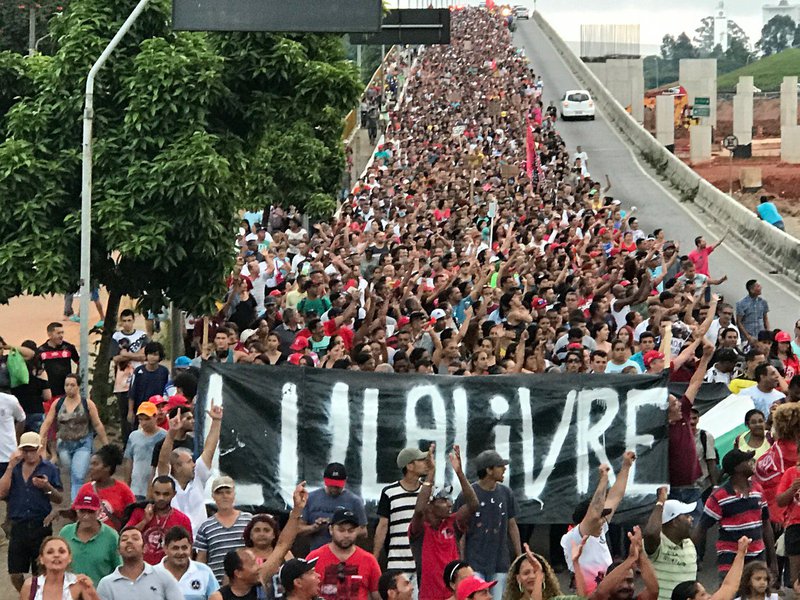 Povo Sem Medo passeata por Lula e por ter conquistado terrenos para construção de residências Foto Roberto Parizotti