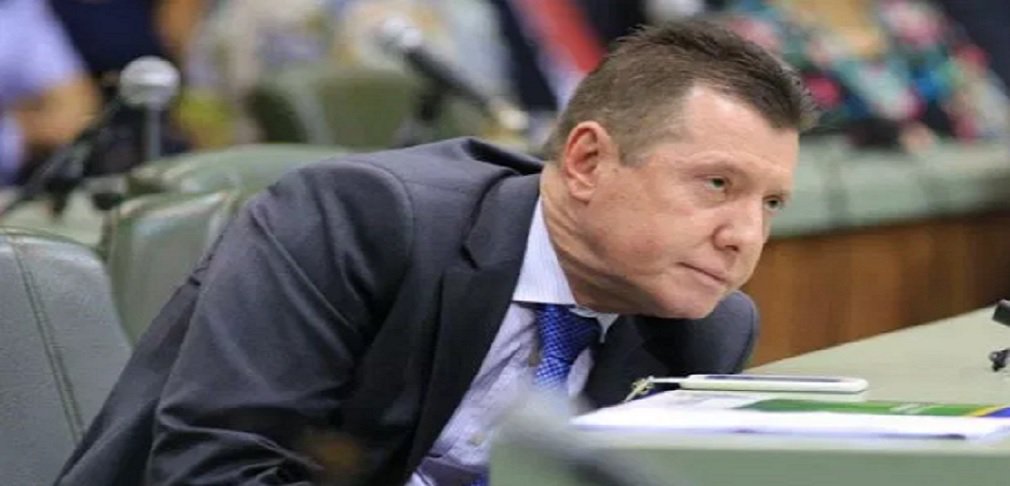 O deputado estadual José Nelto (Podemos) deve desistir de concorrer a uma cadeira na Câmara dos Deputados; a decisão teria sido tomada depois de ser abandonado por suas bases em função de ter trocado o MDB pelo Podemos e aderir ao projeto do senador Ronaldo Caiado; sem as bases do seu antigo partido, o parlamentar não tem os votos necessários para garantir a eleição para deputado federal; Nelto já teria informado a decisão aos seus principais apoiadores, inclusive a Caiado que, com isso, sofreria outra baixa em sua chapa proporcional