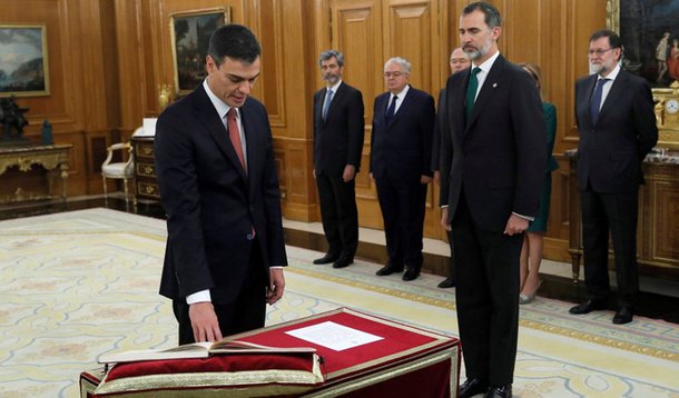 Spain's new Prime Minister and Socialist party (PSOE) leader Pedro Sanchez swears in next to King Felipe during a ceremony at the Zarzuela Palace in Madrid, Spain, June 2, 2018. Fernando Alvarado/Pool via REUTERS