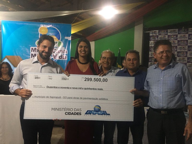 O Ministro das Cidades, Alexandre Baldy, entregou, nesta sexta-feira (1º) R$ 10,8 milhões em recursos para os municípios goianos de Montes Claros e Itapirapuã, na região Oeste do estado. Os investimentos serão destinados às áreas de infraestrutura, pavimentação asfáltica e habitação; “Quero fazer esse compromisso de trabalho e dedicação. Que a gente faça mais momentos como esse, de contratar mais moradias, mais casas para que as famílias goianas estejam mais prestigiadas no Minha Casa, Minha Vida”