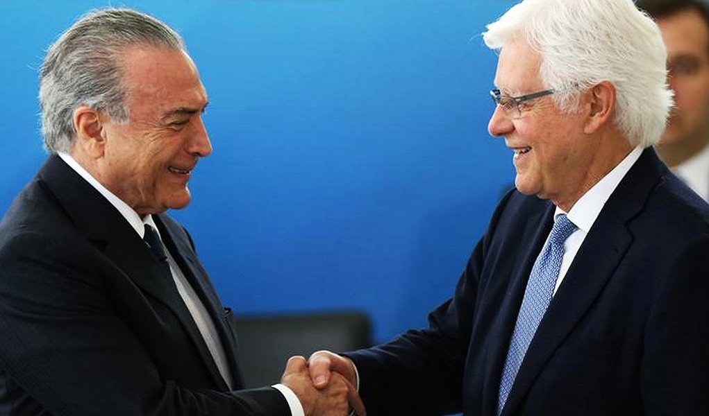 Segundo a colunista Hylda Cavalcanti, da RBA, Pedro Parente teria ficado insatisfeito com pressão do ministro de Minas e Energia, em meio ao turbilhão da greve dos caminhoneiros; "Segundo pessoas próximas a Parente, ele teria ficado muito insatisfeito com a entrevista concedida por Temer à TV Nacional, da EBC, na qual o presidente admitiu poder ser feita uma revisão na política de preços. A entrevista foi avaliada como um sinal de Michel Temer de aval à posição de Moreira Franco", diz Cavalcanti