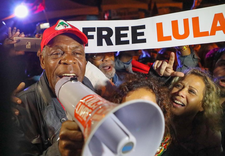 Ator americano Danny Glover visita Vigília Lula Livre em Curitiba. FOTOS: Ricardo Stuckert