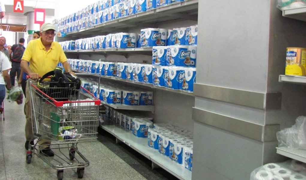 O supermercados poderão ter novos desfalques com a falta de itens básicos como higiene pessoal e limpeza, por conta do número reduzido no estoque e também pelo impacto causado pela greve dos caminhoneiros; "A indústria tenta se recuperar para voltar a sua produtividade anterior", informa o superintendente da Associação Paulista de Supermercados Carlos Correa; 