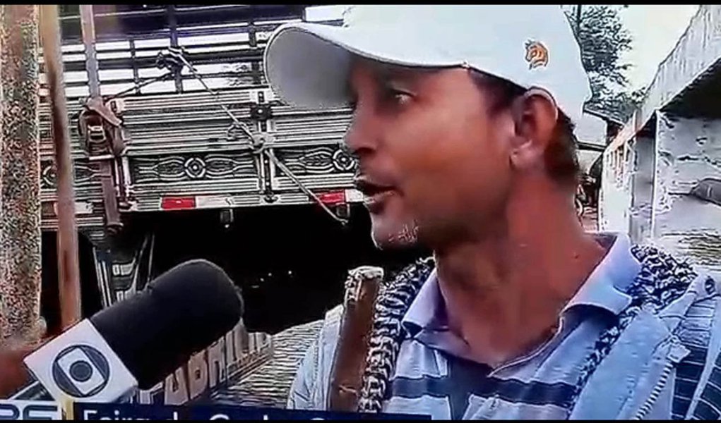 Em uma reportagem exibida ao vivo na Globo, na manhã desta terça-feira, um trabalhador explicitou toda a sua insatisfação com a crise econômica que assola o país; questionado pelo repórter, ele usou de toda a sinceridade; "Tão fazendo tudo errado. Tem que prender Temer e soltar Lula"; assista