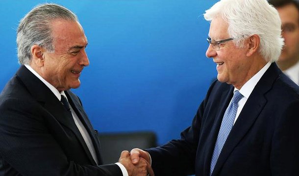 Segundo a colunista Hylda Cavalcanti, da RBA, Pedro Parente teria ficado insatisfeito com pressão do ministro de Minas e Energia, em meio ao turbilhão da greve dos caminhoneiros; "Segundo pessoas próximas a Parente, ele teria ficado muito insatisfeito com a entrevista concedida por Temer à TV Nacional, da EBC, na qual o presidente admitiu poder ser feita uma revisão na política de preços. A entrevista foi avaliada como um sinal de Michel Temer de aval à posição de Moreira Franco", diz Cavalcanti