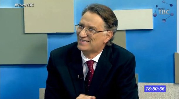Nesta terça-feira, o apresentador do programa Roda de Entrevista, Enzo de Lisita, se posicionou contrário aos pedidos por intervenção militar no caso da greve dos caminhoneiros; a manifestação foi durante o TBC Notícias enquanto o jornalista falava sobre a edição desta noite do programa; "Que as pessoas tenham juízo nas ruas, nas manifestações. E olha, nada de intervenção militar. Democracia sim!", disse o jornalista