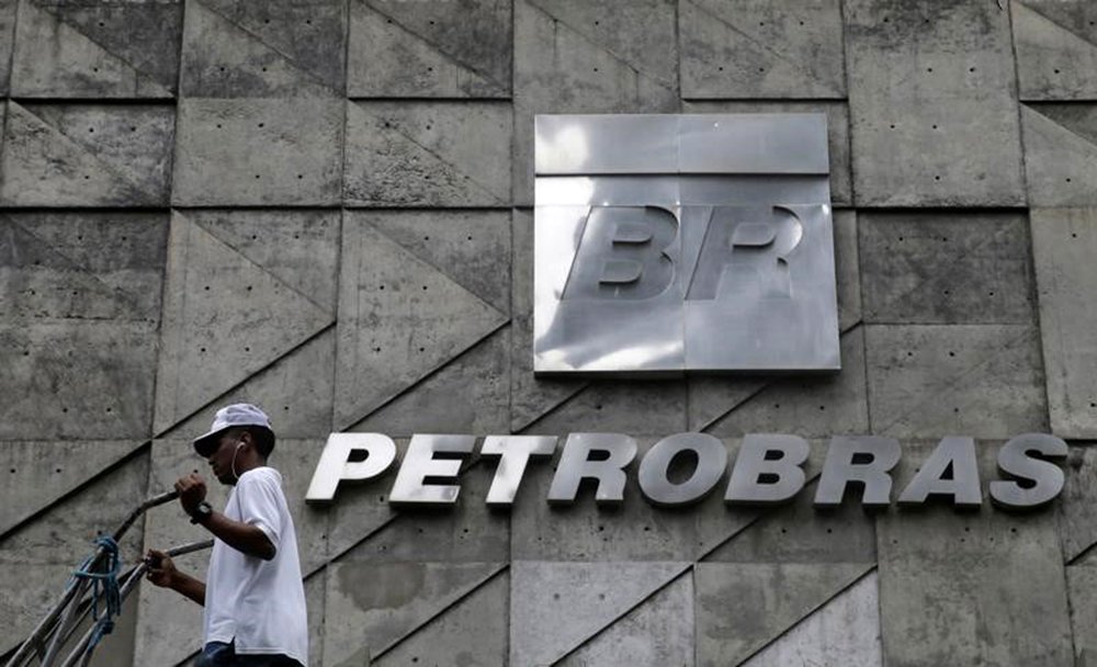 Homem caminha em frente a sede da Petrobras no Rio de Janeiro 13/4/2017 REUTERS/Ricardo Moraes