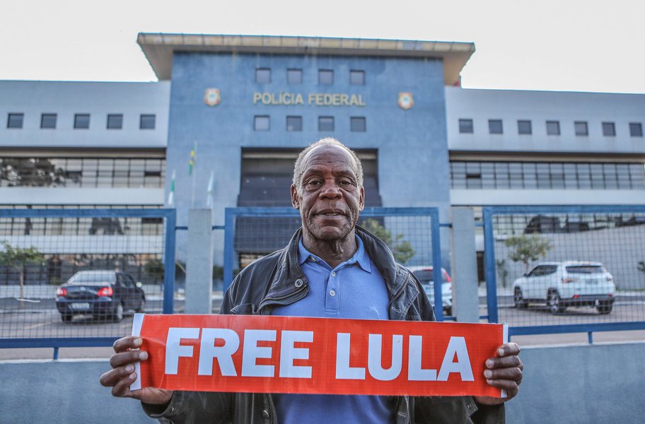 Danny Glover visita Lula