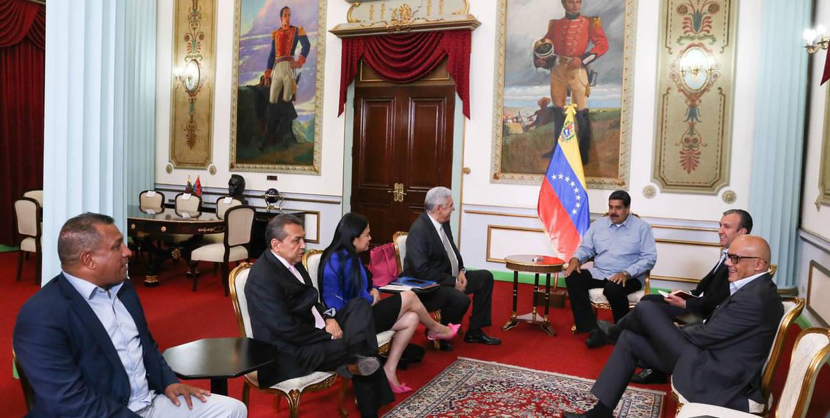 Nesta quinta-feira (31), o presidente venezuelano, Nicolás Maduro, manteve um encontro com governadores oposicionistas, aos quais reiterou a disponibilidade do seu governo para o diálogo e a reconciliação nacional