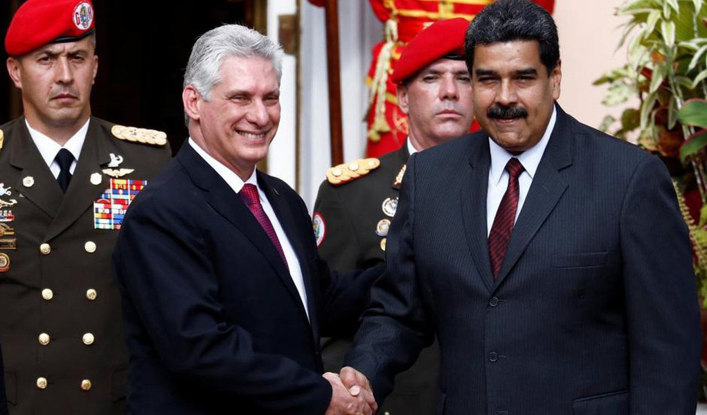 Em sua primeira visita ao exterior como chefe de Estado e de Governo de Cuba, o presidente Díaz-Canel manteve conversações de alto nível com o mandatário venezuelano, Nicolás Maduro, que autorizou envio de ajuda emergencial à ilha socialista. Relações entre ambos os países se ampliam e aprofundam