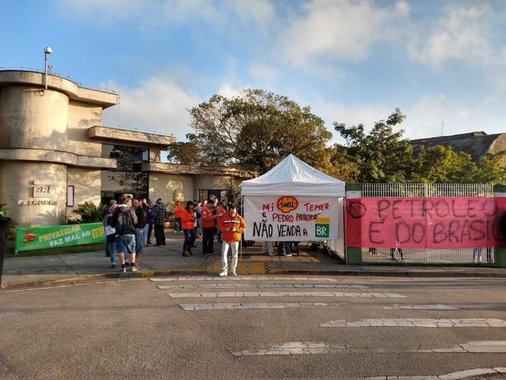 Funcionários da Petrobras iniciaram greve de 72 horas nesta quarta-feira em diversas refinarias, terminais e plataformas da Bacia de Campos, apesar do TST ter declarado que o movimento é ilegal; greve nacional tem como objetivo uma redução dos preços do gás de cozinha e dos combustíveis; também é contra a privatização da Petrobras e busca a saída do presidente da petroleira Pedro Parente