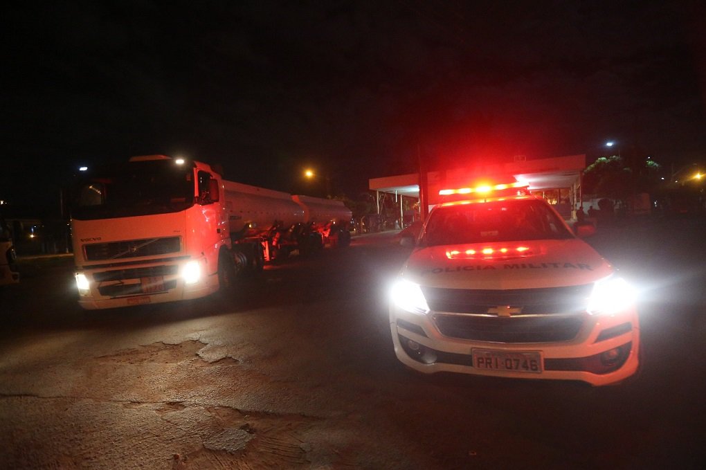 O Gabinete de Monitoramento da Paralisação do Transporte Rodoviário de Cargas (GMPTC), coordenado pela Secretaria de Segurança Pública (SSP), registrou até esta terça-feira (29), às 13 horas, 112 escoltas de caminhões nas rodovias goianas; no total, foram acompanhados 163 veículos com combustível, medicamentos, alimentos, gás e animais vivos; a decisão foi tomada após reunião na manhã de segunda-feira (28), por determinação do governador José Eliton