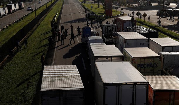 Caminhoneiros bloqueian rodovia no Rio de Janeiro, Brasil 23/05/2018 REUTERS/Ricardo Moraes