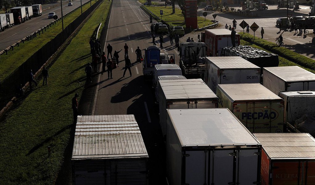 Caminhoneiros bloqueian rodovia no Rio de Janeiro, Brasil 23/05/2018 REUTERS/Ricardo Moraes
