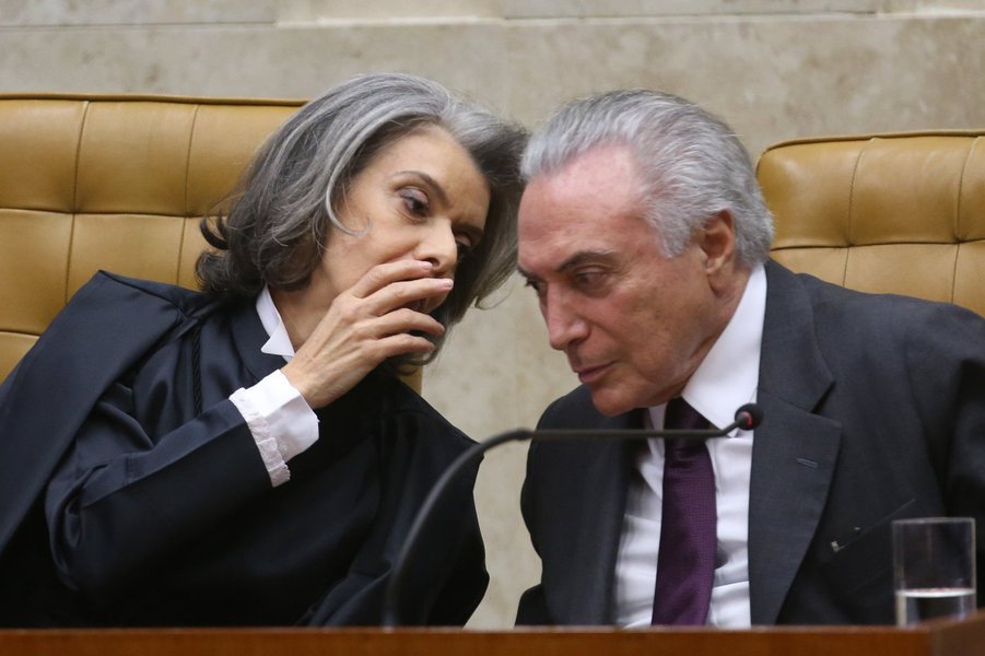 Brasília - A nova presidente do Supremo Tribunal Federal (STF), ministra Cármen Lúcia, e o presidente Michel Temer durante a cerimônia de posse (Wilson Dias/Agência Brasil)