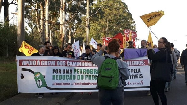 A Brigada Militar lançou bombas de gás lacrimogêneo contra manifestantes nas proximidades da Refinaria Alberto Pasqualine (Refap), em Canoas; o ato reunia funcionários da Petrobras e integrantes de centrais sindicais que apoiam a paralisação dos petroleiros