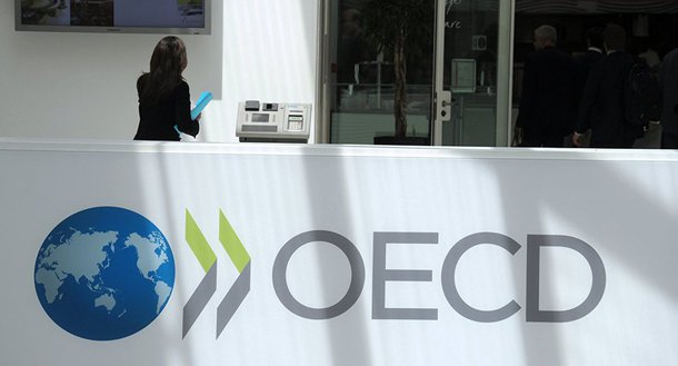 O crescimento global deve atingir 3,8% este ano e alcançar 3,9% em 2019, projetou a Organização para Cooperação e Desenvolvimento Econômico (OCDE); para o Brasil, a entidade projeta uma expansão de 2% em 2018, reduzindo a perspectiva de março de 2,2%