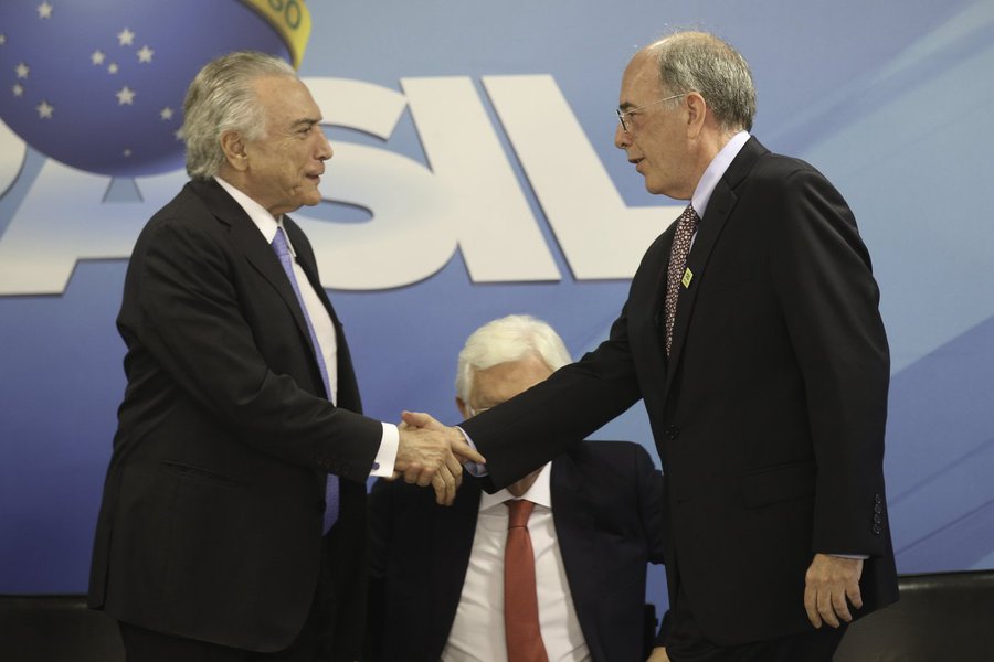 "A quatro meses e pico das eleições, quem vai correr o risco de sugerir que os preços dos combustíveis sejam os estratosféricos que o 'mercado' quer?", questiona o jornalista Fernando Brito, do Tijolaço; "Pedro Parente tem tudo para se tornar o candidato da boneco de Judas dos sábados de Aleluia"