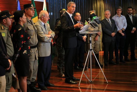 Todos os 52 pontos de bloqueios em rodovias goianas foram liberados pelas forças policiais; o anúncio foi feito na quarta-feira (30), pelo governador José Eliton e o secretário de Segurança Pública, Irapuan Costa Júnior; “Goiás trabalha com afinco desde o início da paralisação para minimizar os impactos do movimento à população”, afirmou o governador; além da liberação das rodovias, uma operação coordenada pela Polícia Militar, Exército Brasileiro e PRF resultou em 368 escoltas em todo o Estado; mais de 420 caminhões com cargas de combustível, medicamentos, animais vivos, gás de cozinha e alimentos foram acompanhados pelas forças policiais