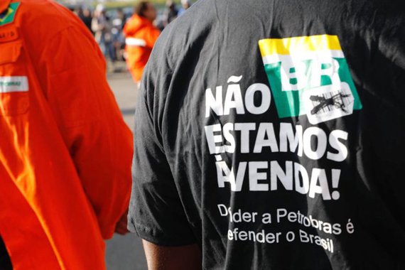 Petroleiros de 21 plataformas da Petrobras na Bacia de Campos — responsável por cerca de metade da produção de petróleo do Brasil — aderiram a uma greve de 72 horas que atinge também refinarias e terminais desde o início do dia; um total de seis plataformas de produção em Campos estão "totalmente paralisadas", sendo que três já estavam em manutenção e as demais pararam em função da greve; segundo a FUP, dez refinarias estão sem troca de turno