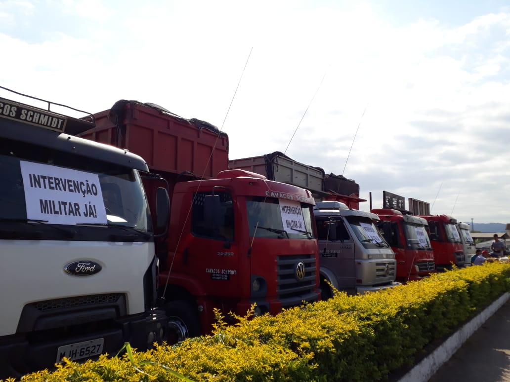Em fevereiro, caminhões-tanque foram impedidos de sair de pelo menos uma base de distribuição de combustível; outros três foram ameaçados por ‘um grupo de pessoas que reivindica a volta da ditadura militar no Brasil’, segundo a petição protocolada naquele mês pela BR na Justiça de São João do Meriti (RJ)