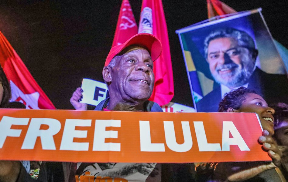 Ator norte-americano e ativista de direitos humanos Danny Glover esteve nesta quarta-feira, 30, no acampamento Lula Livre em Curitiba; “Meu irmão e companheiro Lula tem que ser libertado para continuar com todas as conquistas que ele alcançou para o povo. Ele é um símbolo de trabalho e amor que repercutiu não só no Brasil como no mundo”, disse ele 