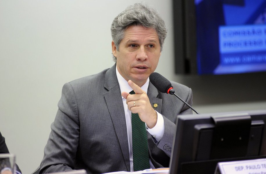 Deputado Paulo Teixeira (PT-SP) criticou o presidente da Petrobras, Pedro Parente, após a estatal anunciar um aumento de 0,74% no preço da gasolina; "Ele está debochando do povo brasileiro", disse; "Sabe por que o Parente não se importa com o povo brasileiro? Porque o Parente do Pedro Parente é o Tio Sam!"