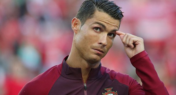 O jogador Cristiano Ronaldo está tentando chegar a um acordo com o Ministério da Fazenda e Administrações Públicas da Espanha para evitar a pena de prisão e para encerrar a investigação; CR7 propôs pagar 14 milhões de euros (cerca de 61 milhões de reais) ao Tesouro espanhol, que o acusa de ter fraudado imposto de renda em 14,7 milhões de euros, mas sua oferta foi negada