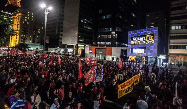 Milhares de manifestantes se concentraram no início da noite desta quarta-feira (29) em frente ao prédio da Petrobras na Avenida Paulista; ato, convocado pelas frentes Povo Sem Medo e Brasil Popular reuniu um público heterogêneo em defesa de uma Petrobras de caráter público e da redução do preço nos combustíveis e gás de cozinha